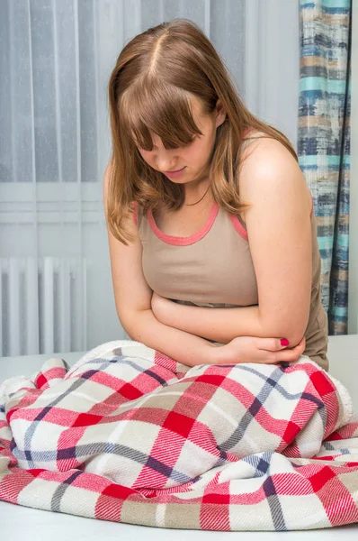 Mujer con dolor abdominal, dolor de estómago o calambres menstruales — Foto de Stock