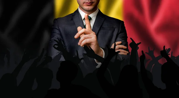 Belgiska kandidat talar till människor publiken — Stockfoto