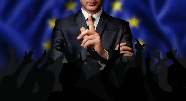 Evropské kandidatury mluví k davu lidí — Stock fotografie