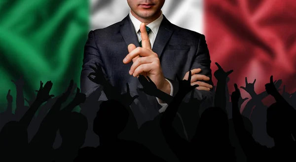 Μιλάει Ιταλικά υποψήφιος για το πλήθος ανθρώπων — Φωτογραφία Αρχείου