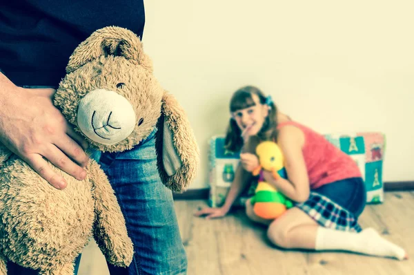 Peligroso pedófilo ofreciendo peluche juguete a chica joven — Foto de Stock