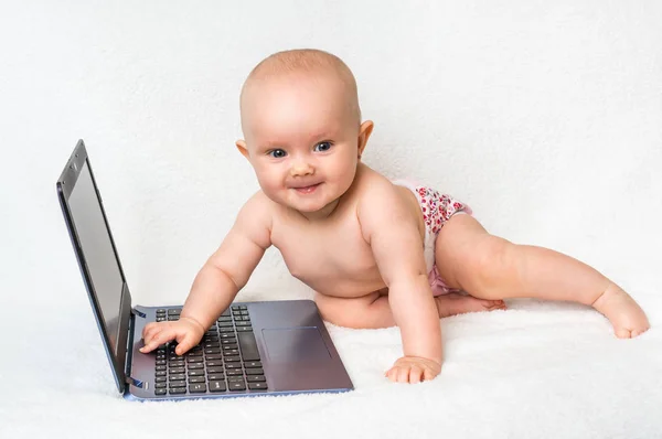 Niedliches Baby mit Laptop-Computer — Stockfoto