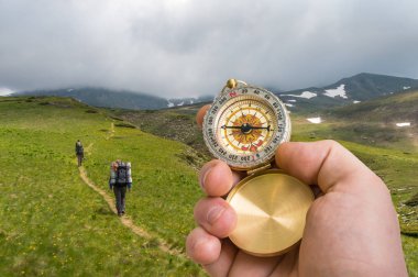 Dağlara doğru bir şekilde arayan pusula ile seyahat adam