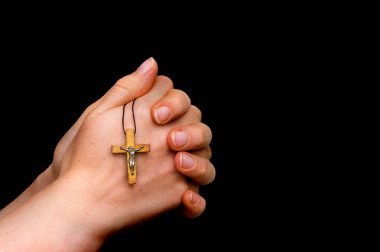 Ahşap çapraz siyah izole tutan eller kadın