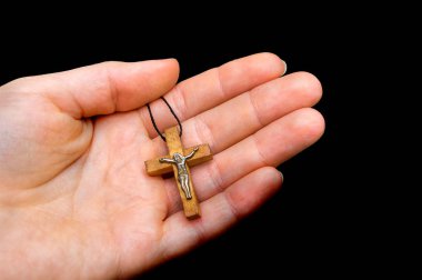 Siyah izole kadın elinde tahta haç