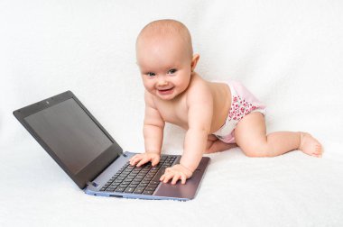Dizüstü bilgisayar ile şirin bebek