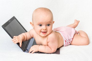 Şirin Bebek kız laptop ile oynarken altına bez 