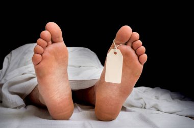 Ayakları altında beyaz bez üzerinde ölü adamın cesedini boş etiket