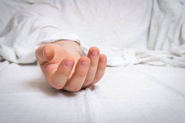 Ölü adamın cesedini el odaklı beyaz bez altında