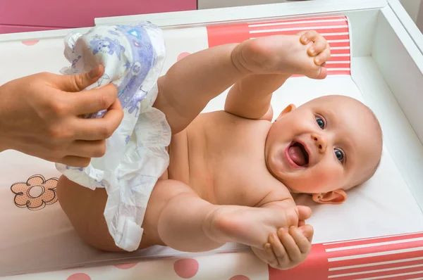 Madre cambiando pañal a su pequeña niña — Foto de Stock