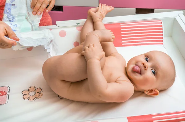 Mother changing diaper to her little baby girl — Stock Photo, Image