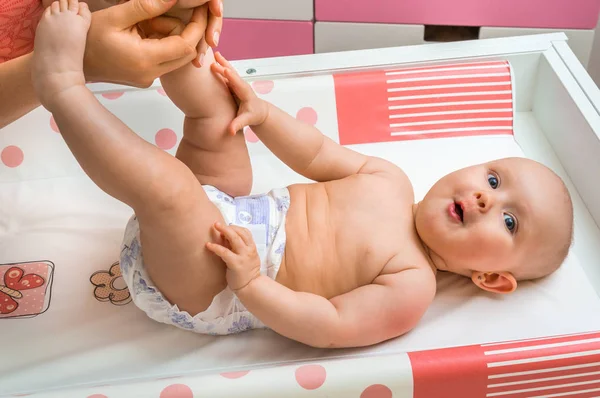 Lindo bebé llegar masaje con aceite por su madre —  Fotos de Stock