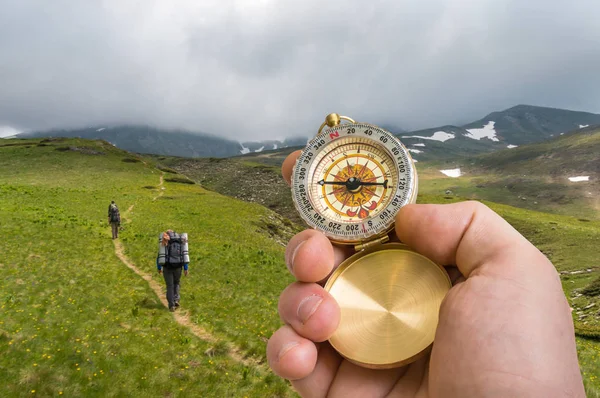 Voyageur homme avec boussole à la recherche d'un bon chemin dans les montagnes — Photo