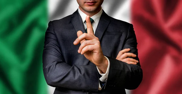 Italienska kandidat talar till människor publiken — Stockfoto