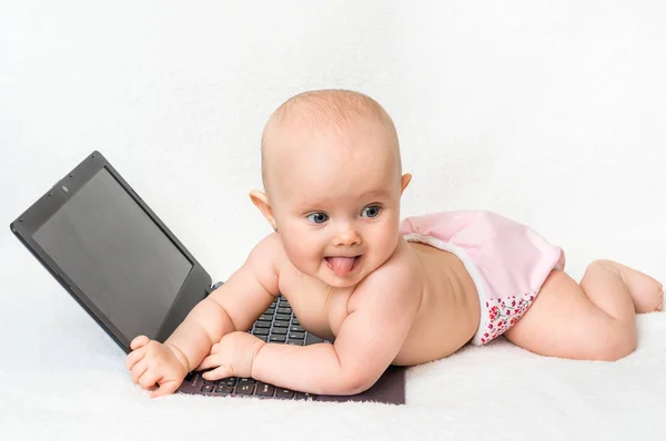 Lindo bebé con computadora portátil —  Fotos de Stock