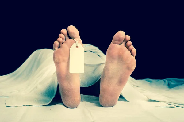 The dead woman's body with blank tag on feet — Stock Photo, Image