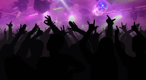 Sylwetki koncercie tłum z ręce podniesione o muzyka dyskotekowa — Zdjęcie stockowe