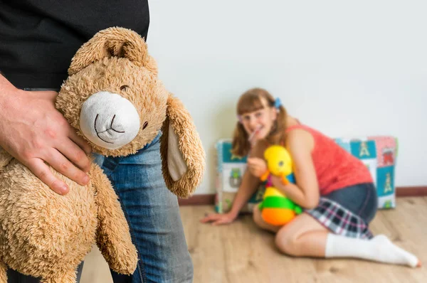 Peligroso pedófilo ofreciendo peluche juguete a chica joven — Foto de Stock