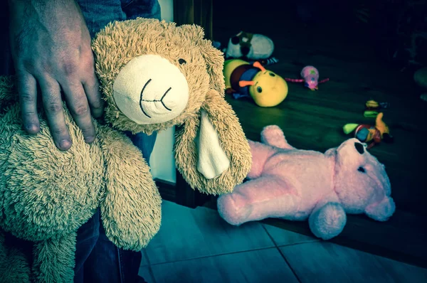 Pedofilo com brinquedo fofinho tentando roubar criança — Fotografia de Stock