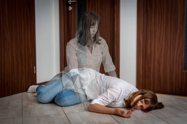 Soul leaves the body after the woman's death — Stock Photo, Image