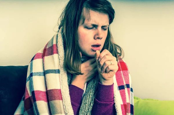 Mujer enferma con tos e infección por gripe — Foto de Stock