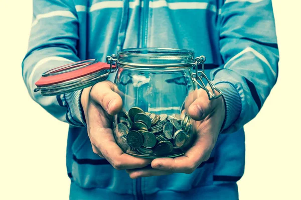 Uomo in possesso di denaro vaso con monete - stile retrò — Foto Stock
