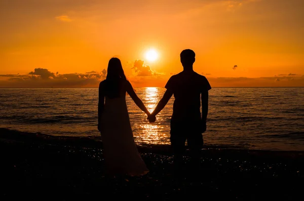 Silhouette d'un couple amoureux au coucher du soleil — Photo