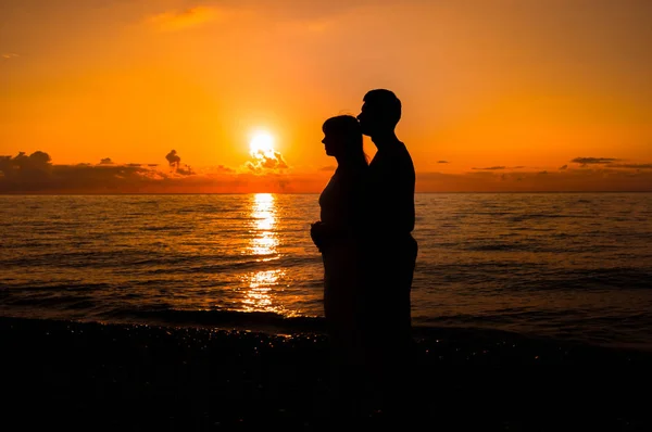 Cena romântica de casais de amor parceiros ao pôr do sol — Fotografia de Stock