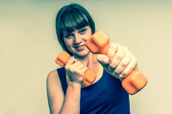 Fitness kadın dumbbells ile yapıyor — Stok fotoğraf