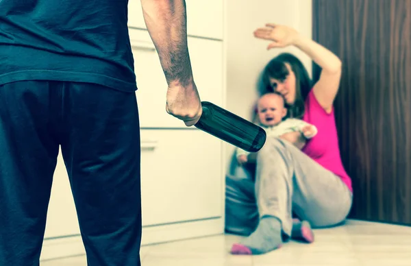 П'яний чоловік зловживає своєю дружиною і плаче дитиною, домашнє насильство — стокове фото
