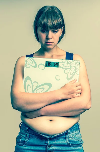 Mujer frustrada con sobrepeso sosteniendo balanzas digitales con AYUDA ! —  Fotos de Stock