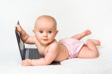 Şirin Bebek kız laptop ile oynarken altına bez 