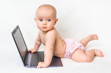 Şirin Bebek kız laptop ile oynarken altına bez 