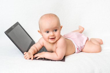 Şirin Bebek kız laptop ile oynarken altına bez 