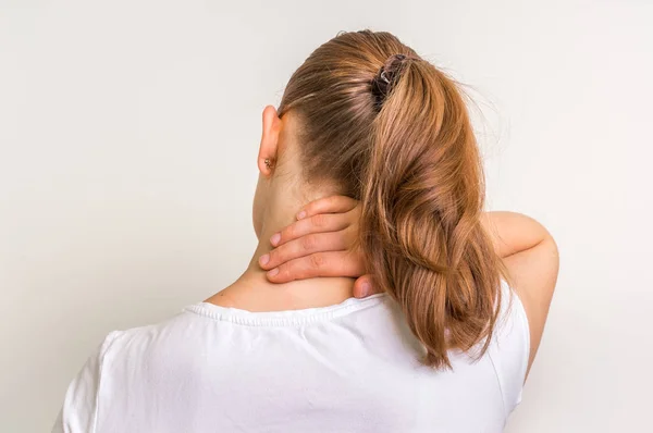 Mujer con lesión muscular que tiene dolor en el cuello — Foto de Stock