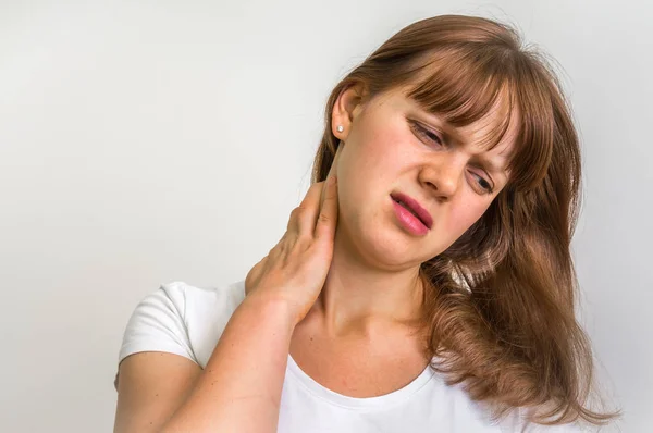 Kvinna med smärta i nacken — Stockfoto