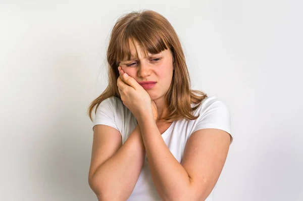 Vrouw op haar Wang, ze verkeert kiespijn — Stockfoto