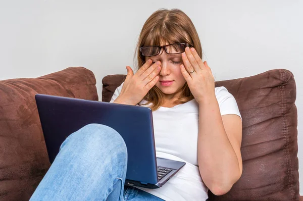 Mulher com laptop ter olhos cansados e doloridos — Fotografia de Stock