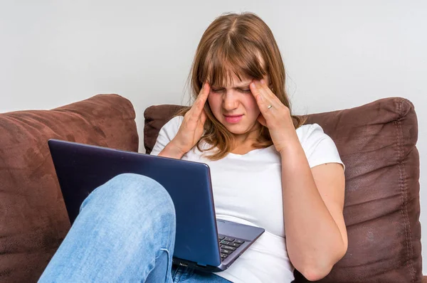 Vrouw met laptop hebben moe en zere ogen — Stockfoto