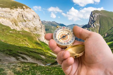 Dağlara doğru bir şekilde arayan pusula ile seyahat adam