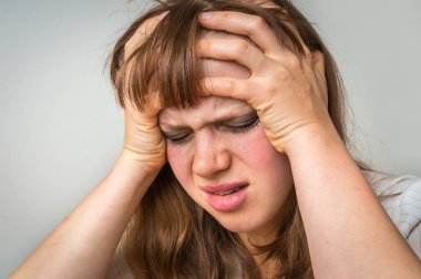 Çürük cilt ve siyah gözleri ile ağlayan bir kadın portresi