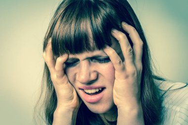 Çürük cilt ve siyah gözleri ile ağlayan bir kadın portresi