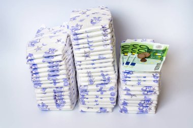 Euro para ile tek kullanımlık çocuk bezi yığını