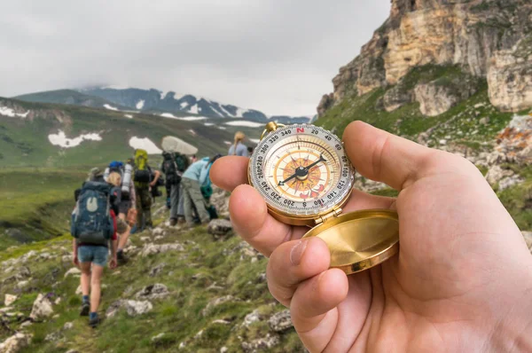 Cestovatel muž s kompasem, hledání správné cesty v horách — Stock fotografie