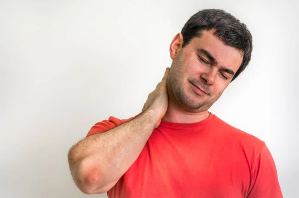 Hombre con lesión muscular que tiene dolor en el cuello —  Fotos de Stock