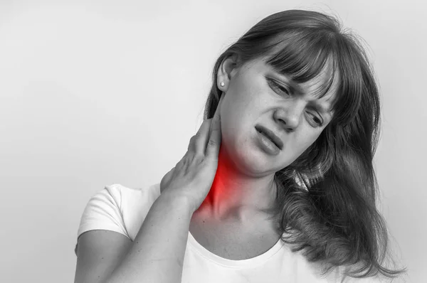 Kvinna med smärta i hennes hals - svartvit foto — Stockfoto