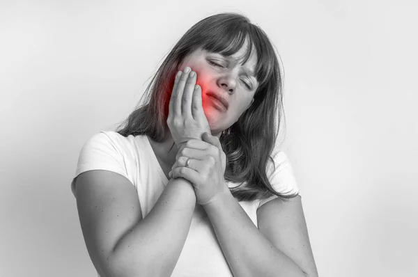 Mujer que sufre de dolor de muelas - blanco y negro — Foto de Stock