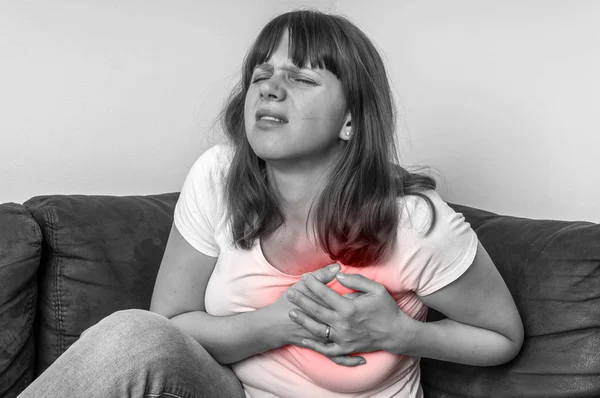 Mujer con dolor en el pecho, ataque al corazón - blanco y negro —  Fotos de Stock