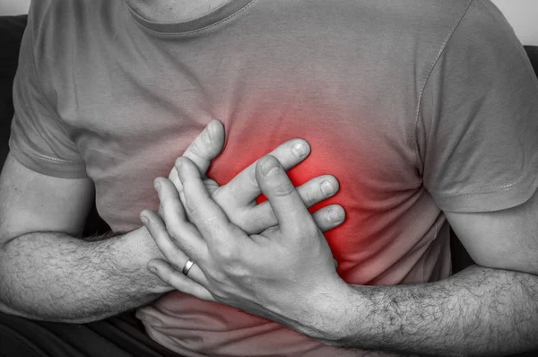 Człowiek o ból w klatce piersiowej, zawału serca - czarno-białe — Zdjęcie stockowe