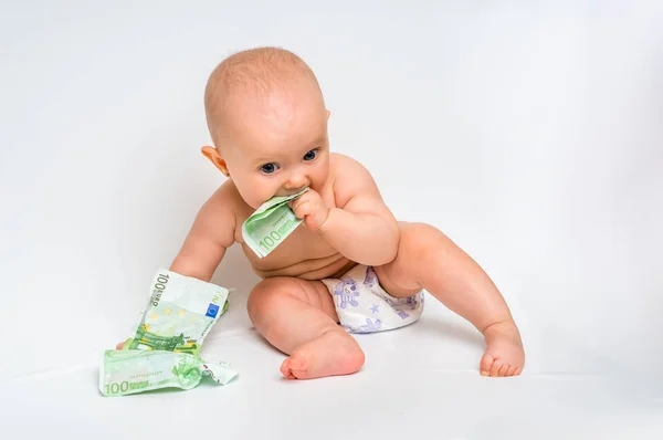 Bambino carino con banconote in euro denaro isolato su bianco — Foto Stock